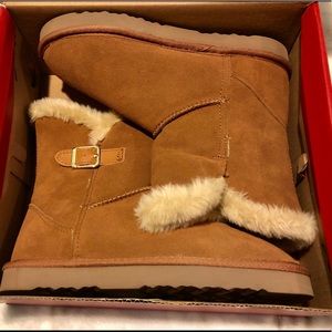 Chestnut colored fur lined boots